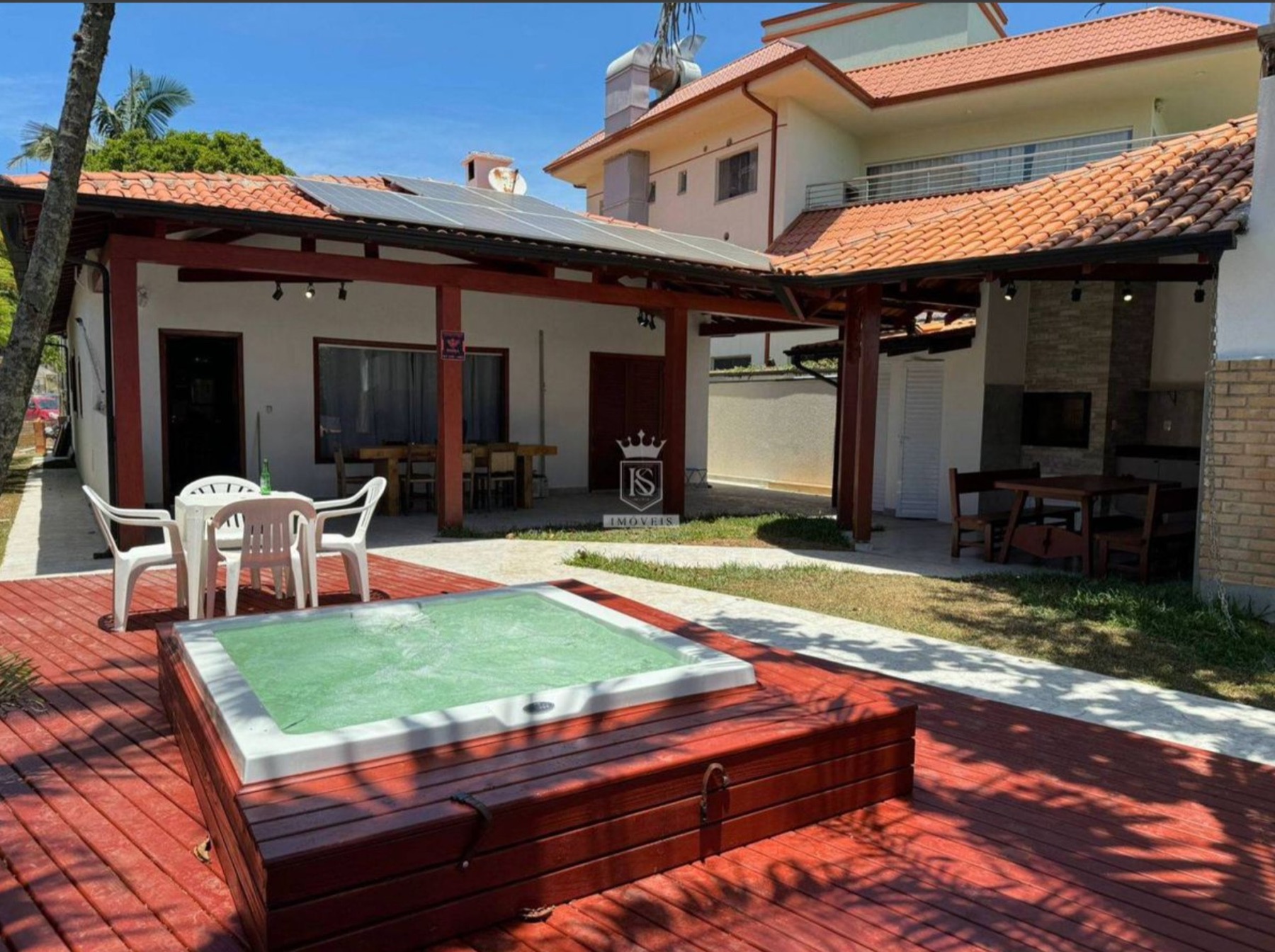 Casa com área externa e hidromassagem